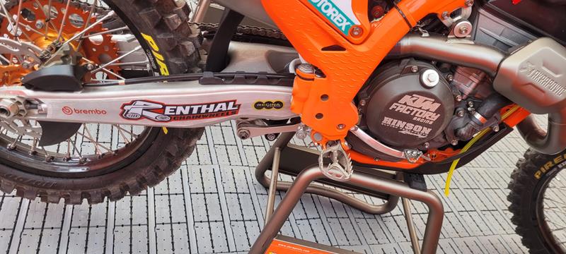 Dominancia techniky KTM v priamom prenose od OKR Moto